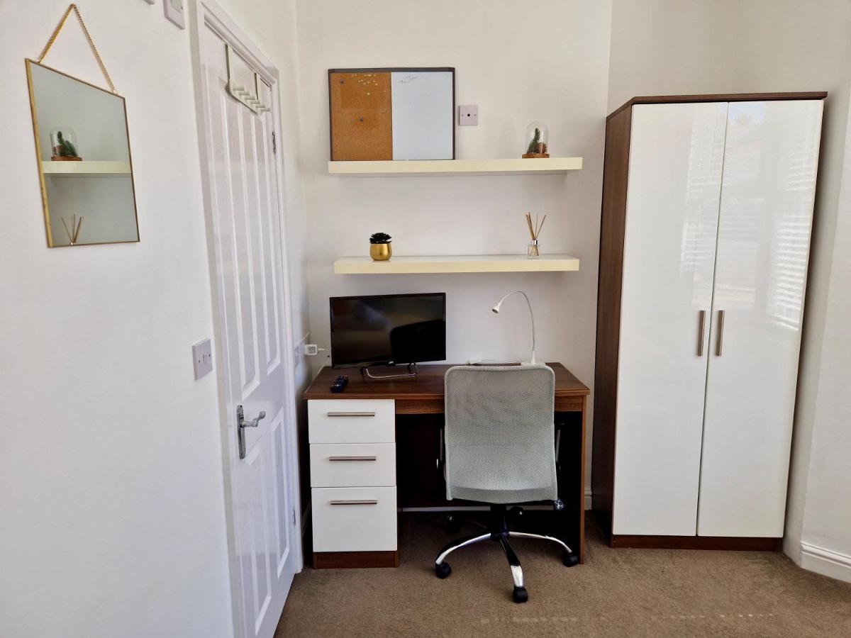 Incredible Private Rooms All With Private Bathrooms In A Fully Serviced House Next To City Centre With Free Parking Coventry Buitenkant foto