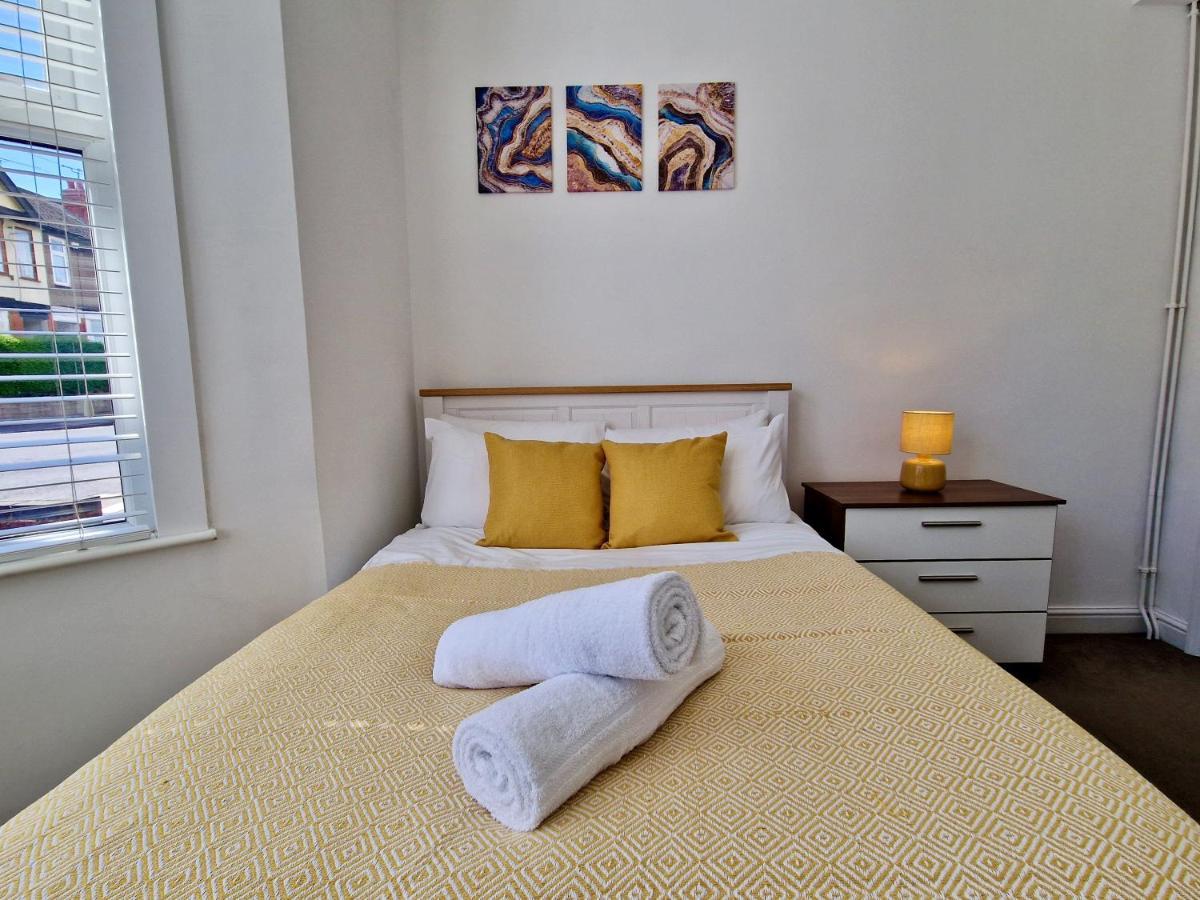 Incredible Private Rooms All With Private Bathrooms In A Fully Serviced House Next To City Centre With Free Parking Coventry Buitenkant foto