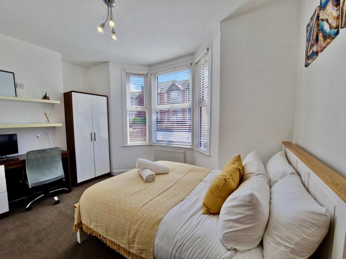 Incredible Private Rooms All With Private Bathrooms In A Fully Serviced House Next To City Centre With Free Parking Coventry Buitenkant foto