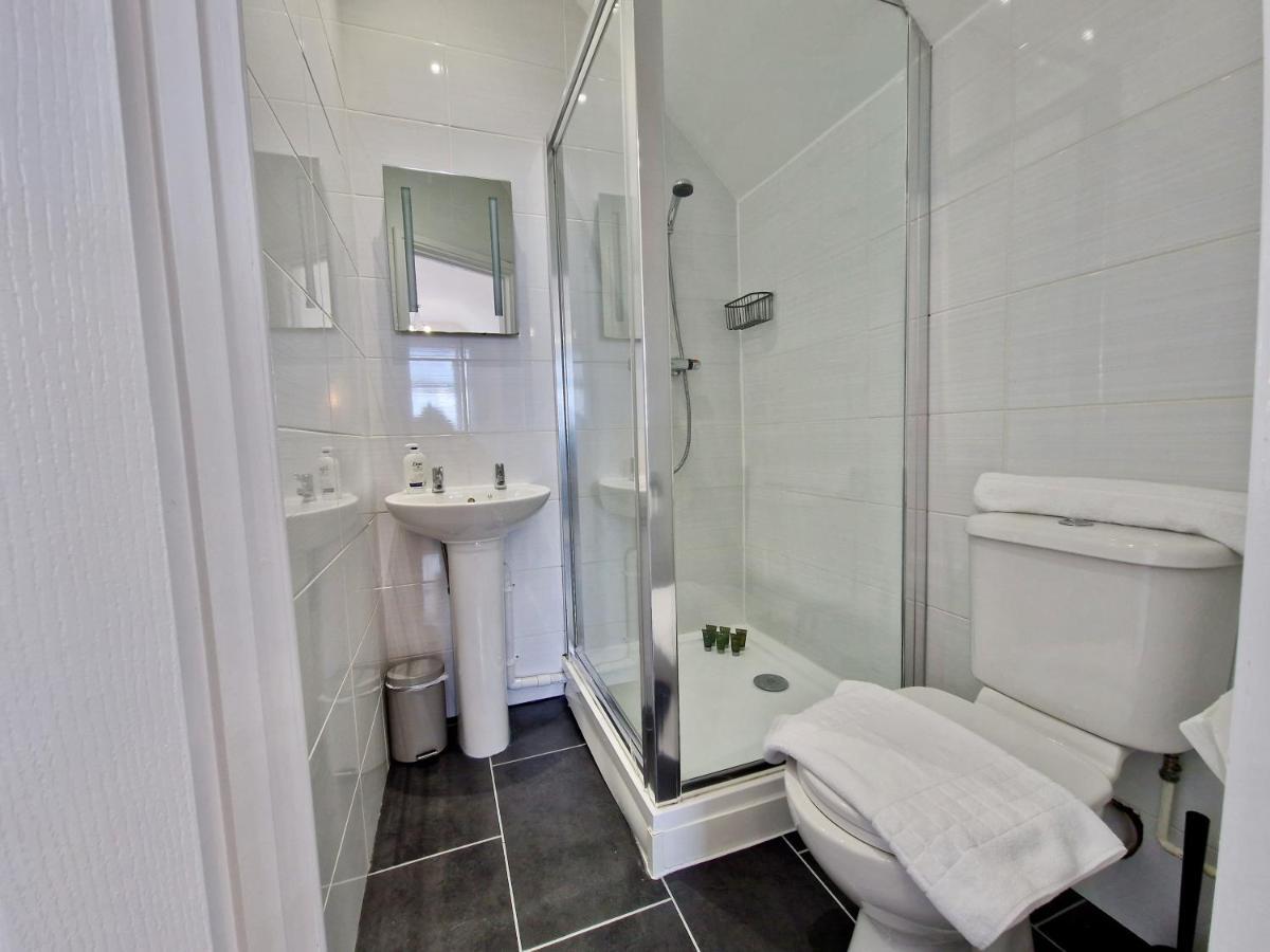 Incredible Private Rooms All With Private Bathrooms In A Fully Serviced House Next To City Centre With Free Parking Coventry Buitenkant foto