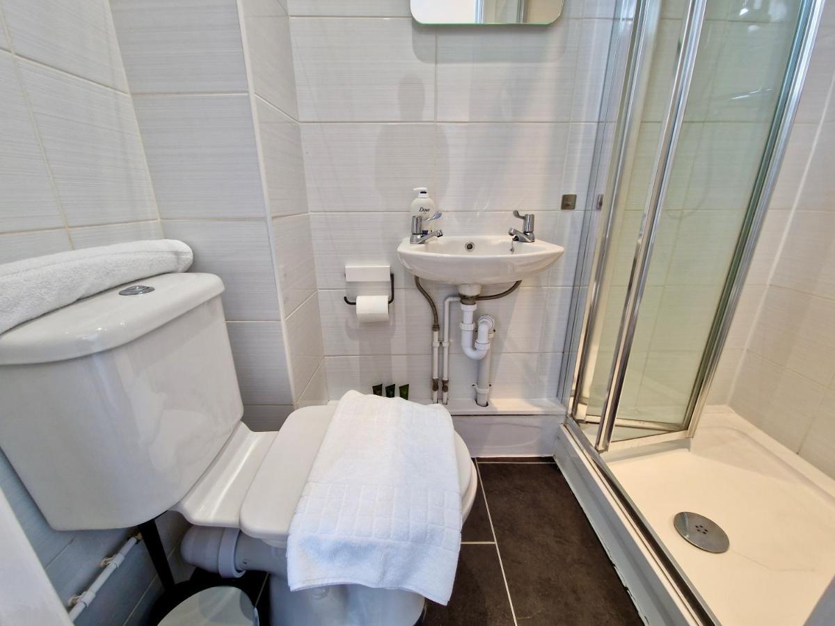 Incredible Private Rooms All With Private Bathrooms In A Fully Serviced House Next To City Centre With Free Parking Coventry Buitenkant foto