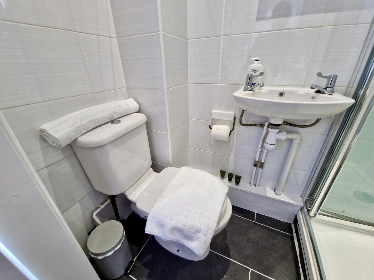 Incredible Private Rooms All With Private Bathrooms In A Fully Serviced House Next To City Centre With Free Parking Coventry Buitenkant foto