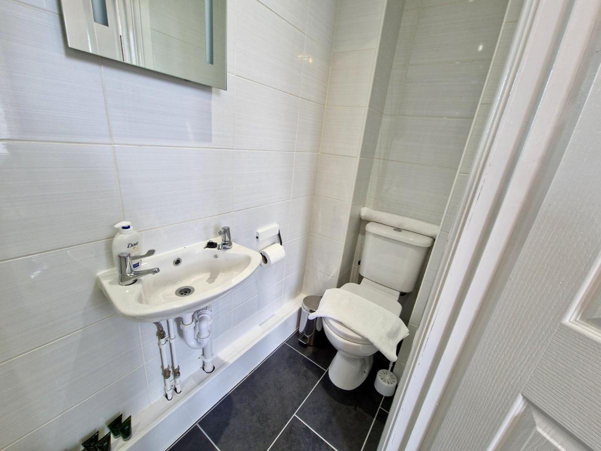 Incredible Private Rooms All With Private Bathrooms In A Fully Serviced House Next To City Centre With Free Parking Coventry Buitenkant foto
