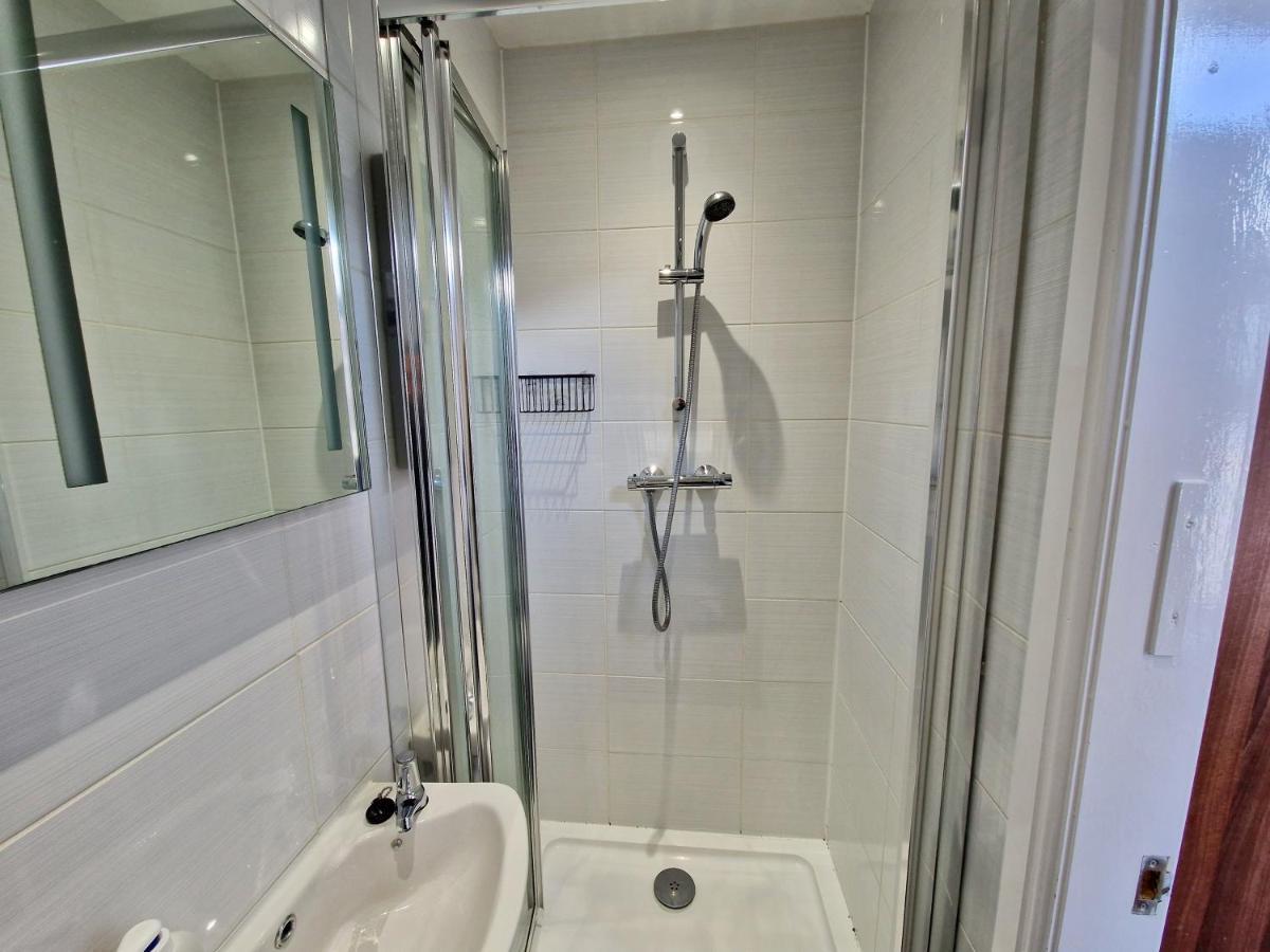 Incredible Private Rooms All With Private Bathrooms In A Fully Serviced House Next To City Centre With Free Parking Coventry Buitenkant foto