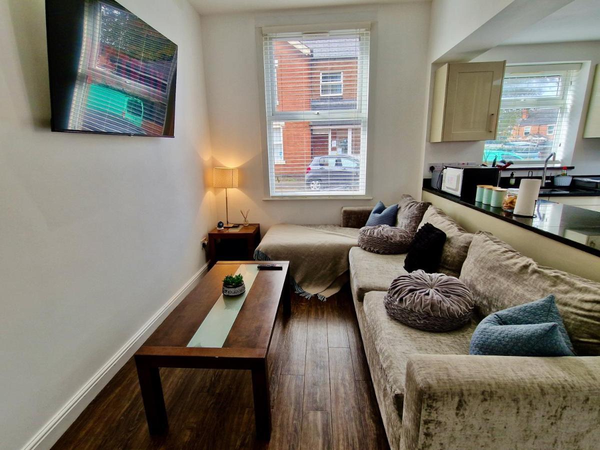 Incredible Private Rooms All With Private Bathrooms In A Fully Serviced House Next To City Centre With Free Parking Coventry Buitenkant foto