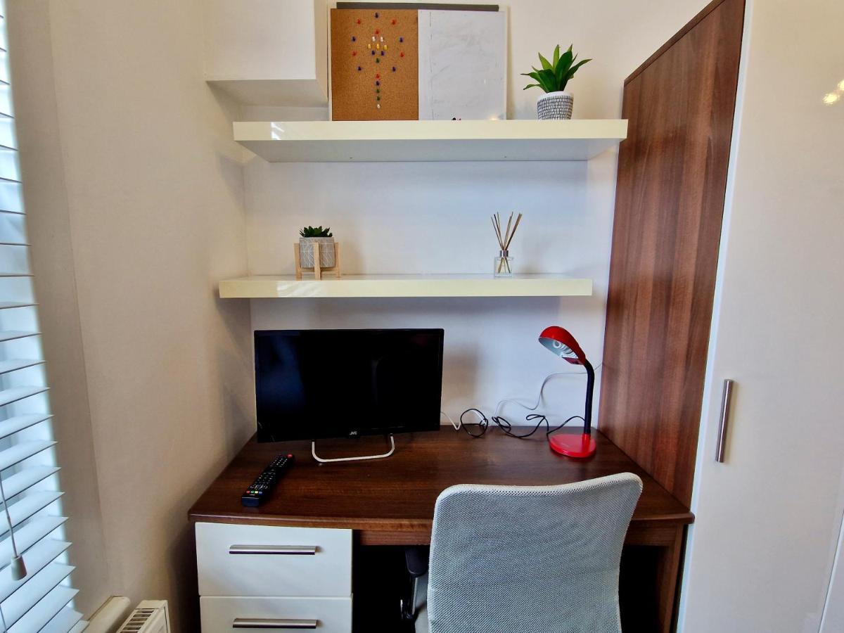 Incredible Private Rooms All With Private Bathrooms In A Fully Serviced House Next To City Centre With Free Parking Coventry Buitenkant foto